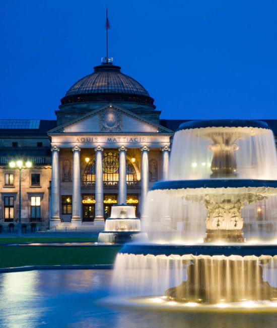 Wiesbaden bei Nacht Casino Kurhaus Brunnen